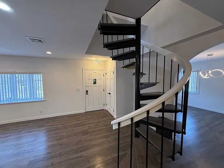 1090 Pelham Pkwy S — Photo 6