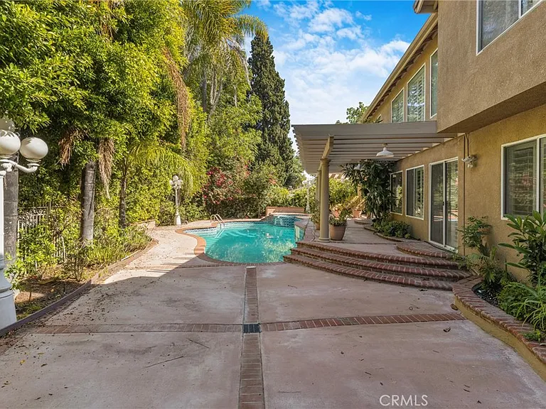 20871 Betron St — Photo 36