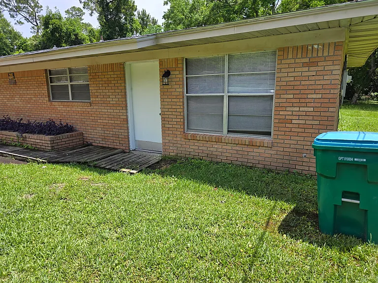2047 Bradford Dr #B — Photo 2