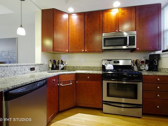 5th image of 530 W Cornelia Ave APT 3S