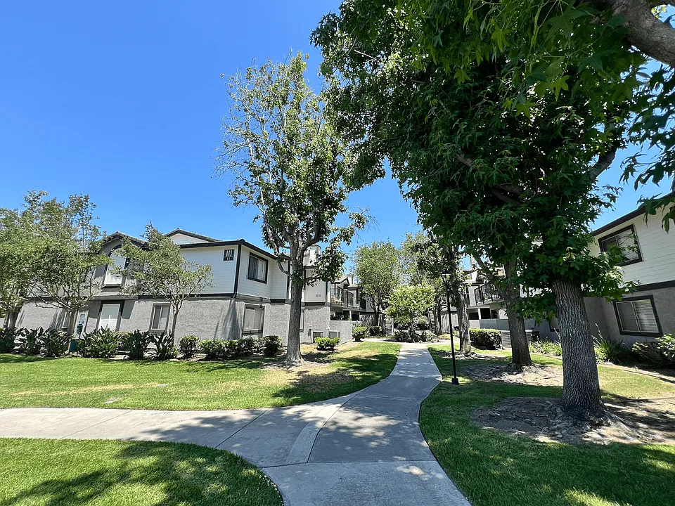 Gladstone Ridge Apartments