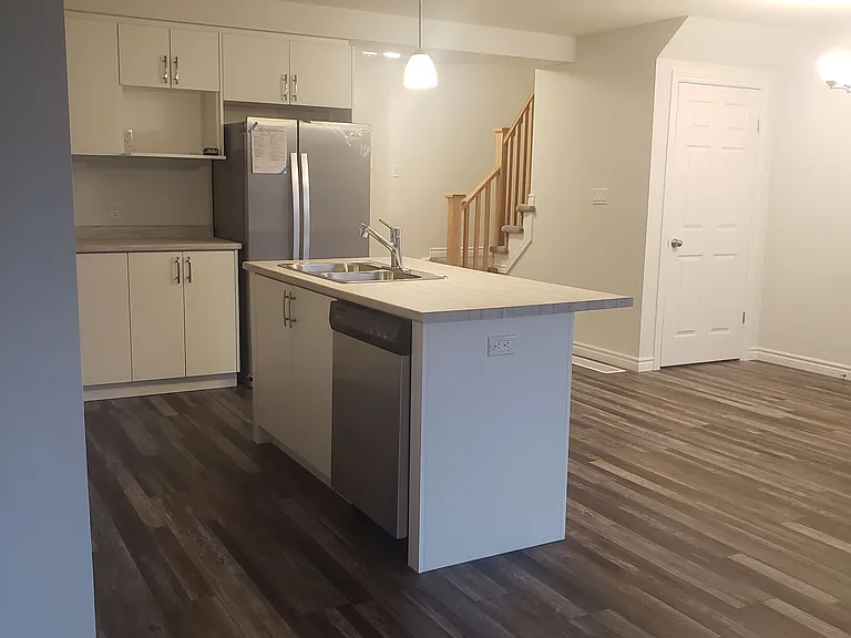3146 Turner Cres — Photo 4
