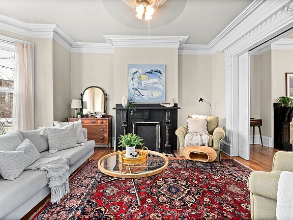 4th image of 1378 Robie St