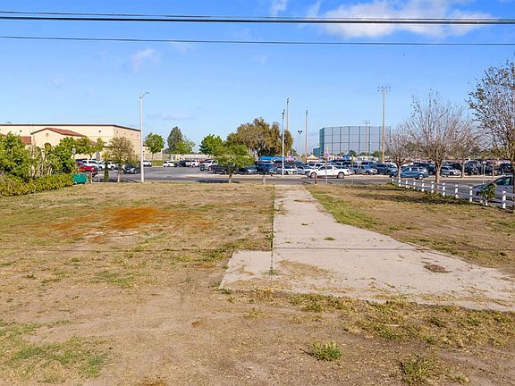 5th image of 271 S Lemoore Ave