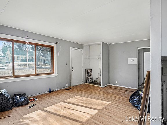 3rd image of 38 Coolidge Ave W