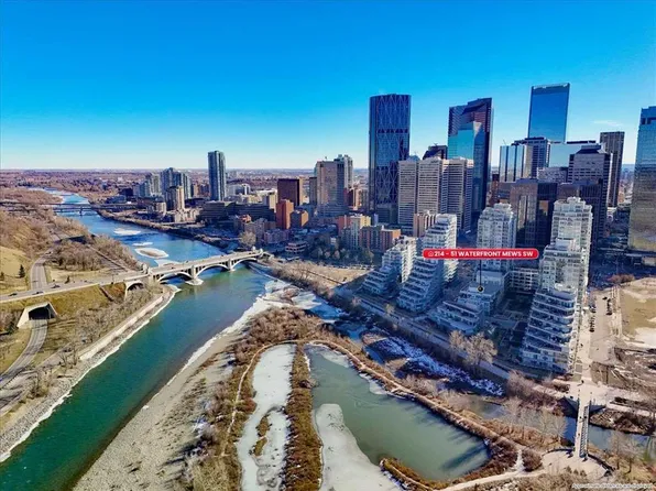 51 W Waterfront Mews SW #214, Calgary, AB T2P 0X3