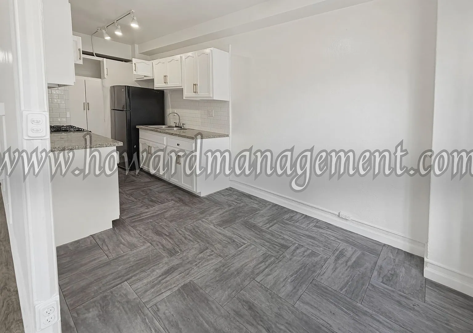 Wilshire Mediterranean Apartments — Photo 2