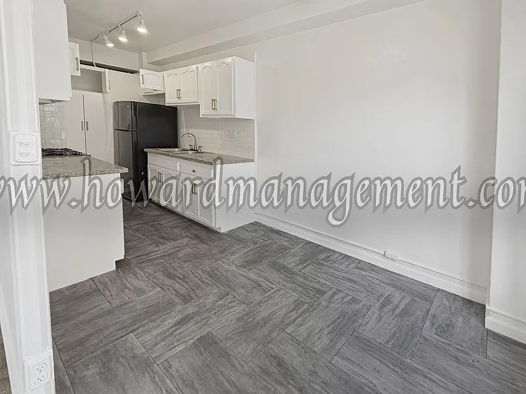 Wilshire Mediterranean Apartments — Photo 16