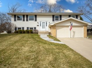 2S178 Mayfield Ln, Glen Ellyn, IL 60137