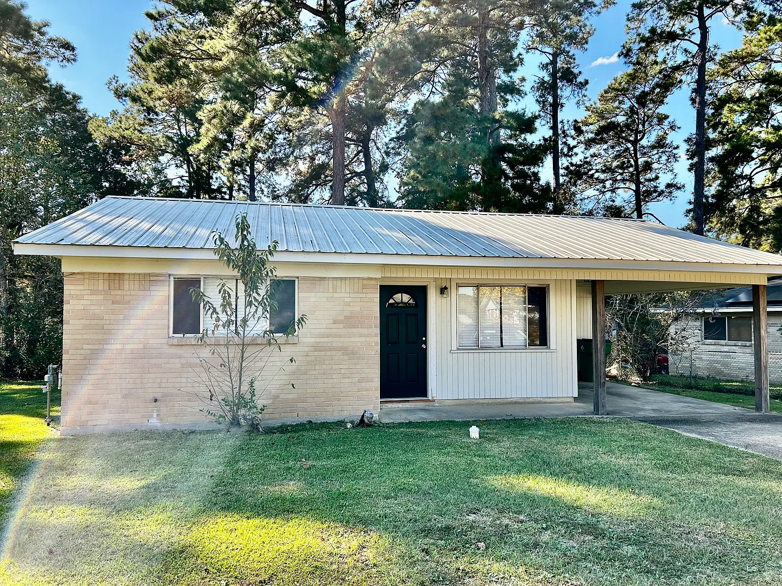3 bed, 1.5 bath, 1400 sqft, $1,000 — Photo 1