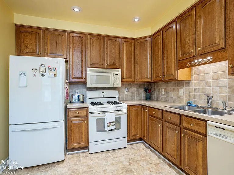 1260 Lakepointe Ave — Photo 9