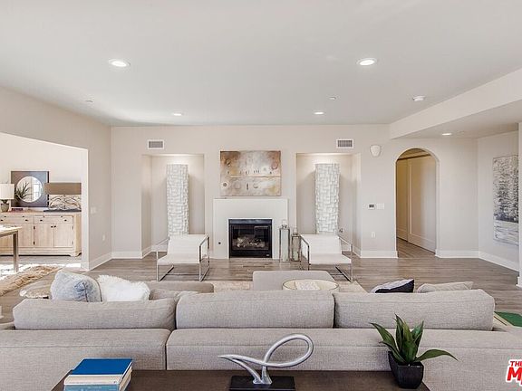 3rd image of 313 S Reeves Dr