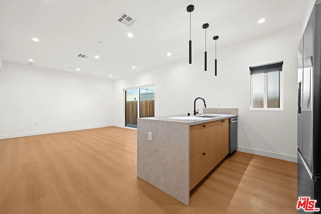 3 bed, 3.0 bath, 1200 sqft, $3,995 — Photo 1