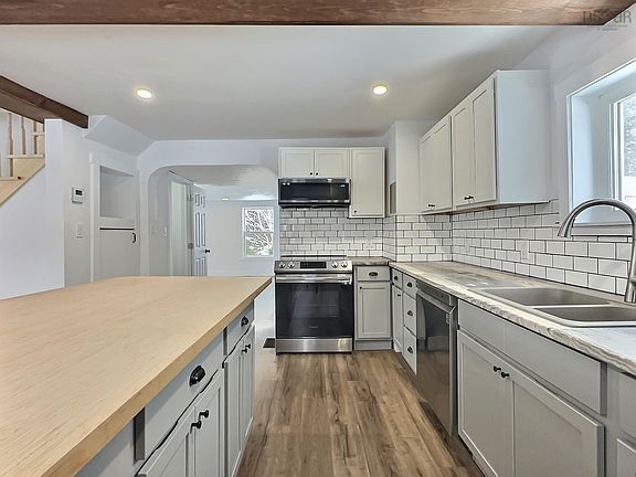 5th image of 585 Plains Rd