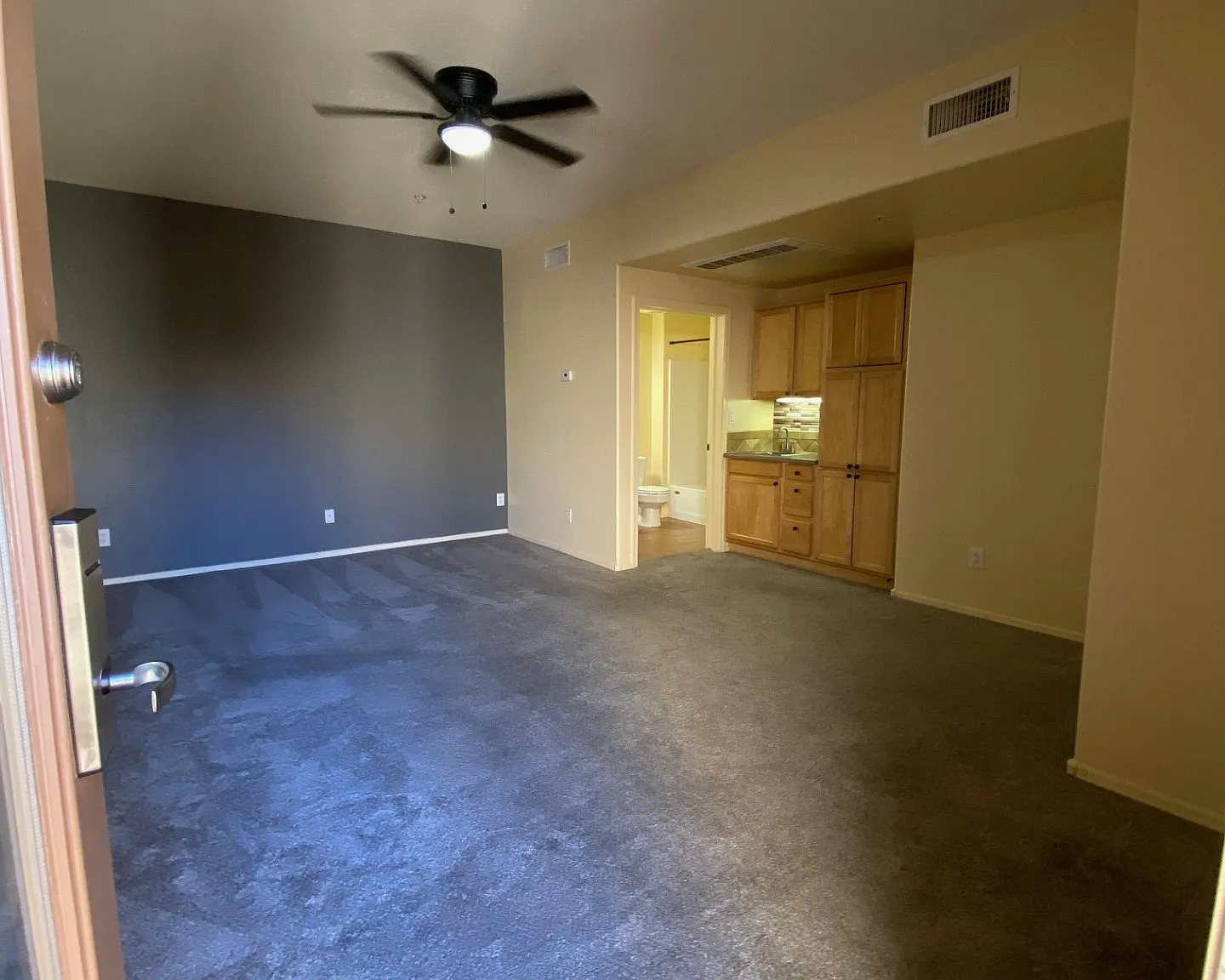 Studio, 300 sqft, $850 — Photo 2