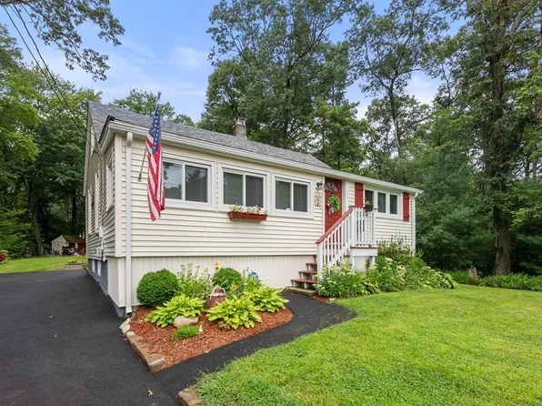 66 School St, Plainville, MA 02762