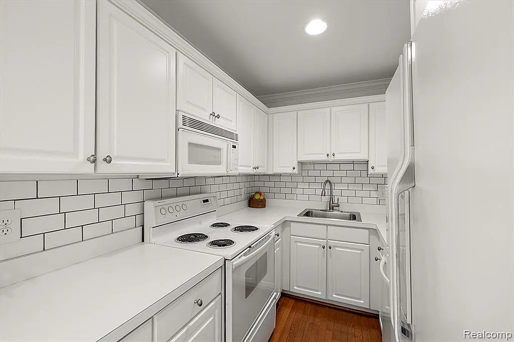 2 bed, 2.0 bath, 874 sqft, $2,700 — Photo 4