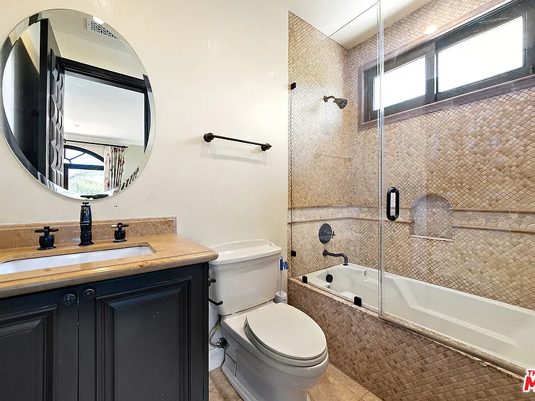 458 N Flores St — Photo 21