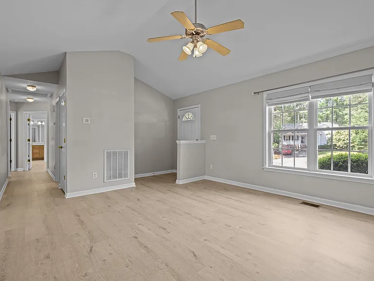 404 Foxbridge Ct — Photo 7
