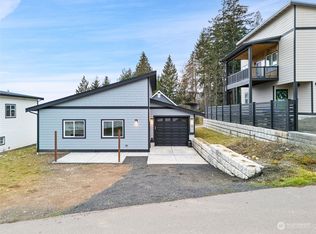 15 E Sellegren Rd, Allyn, WA 98524