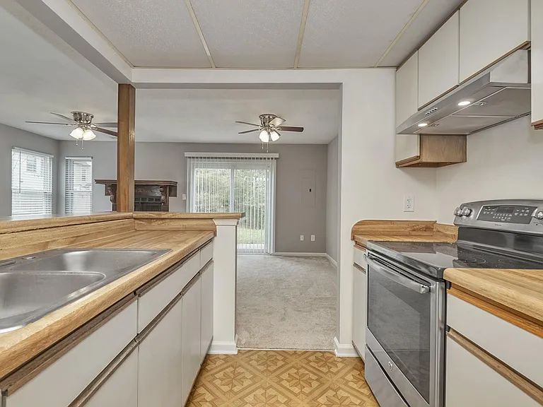 4752 Woodglen Ct — Photo 10