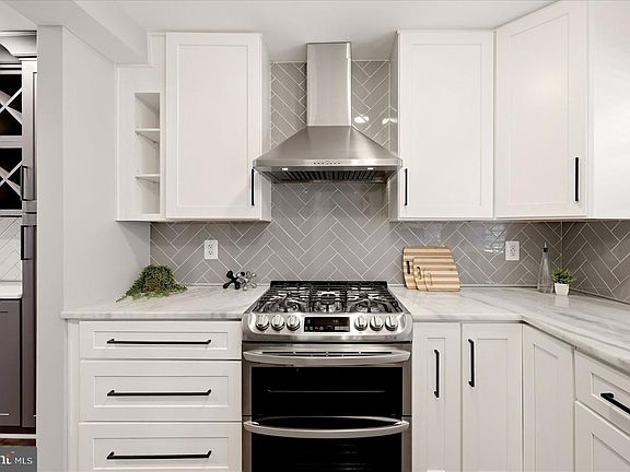 3rd image of 7425 Larne Ln