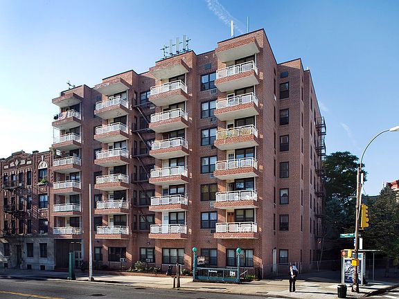 3rd image of 3135 Crescent St APT 3H