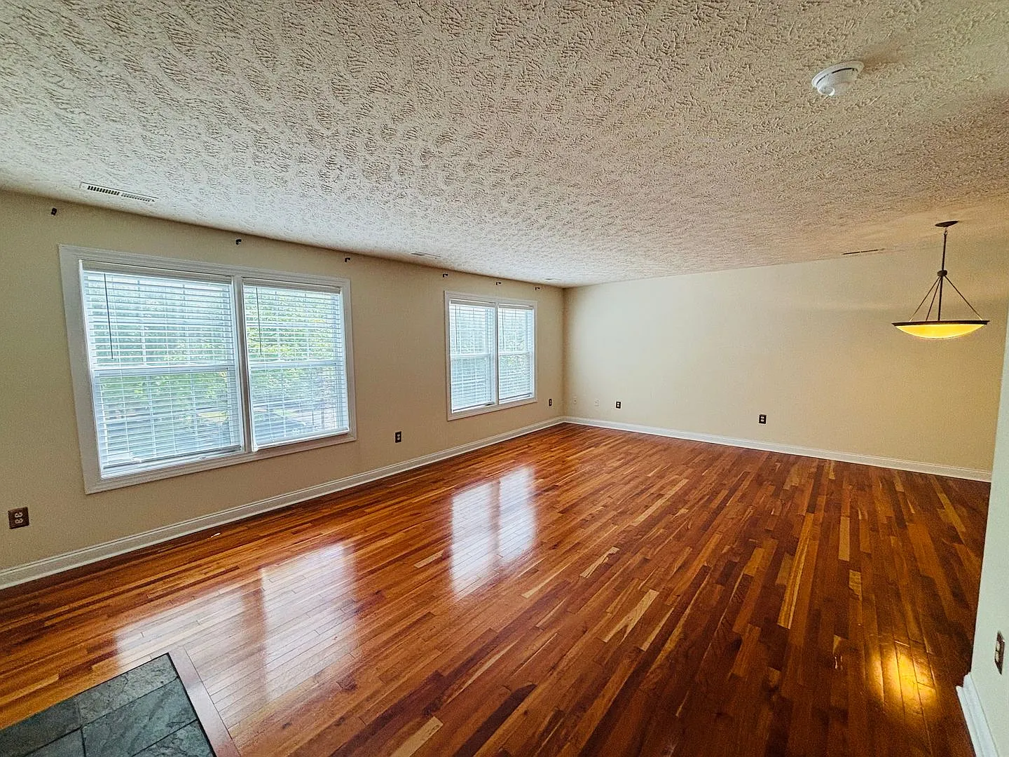 3 Bedroom 2.5 Half Bath Townhouse with 2 Car Garage — Photo 3