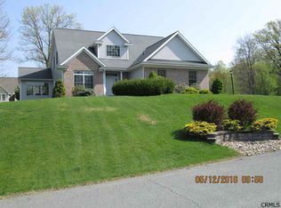 13 Ledgewood Dr, Troy, NY 12180