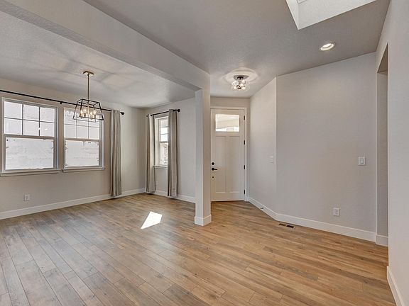 Open floor plan, light and bright