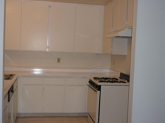 4th image of 910 Diana Ln