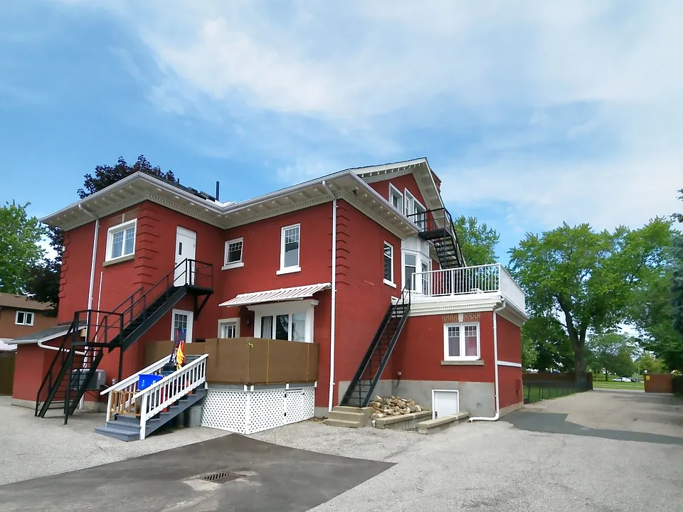 1110 Simcoe St S #2