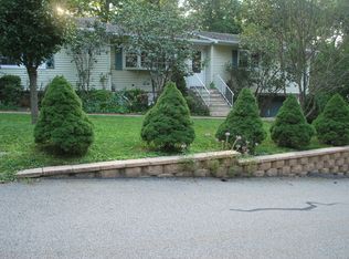 12 Sycamore Rd, Bloomingdale, NJ 07403