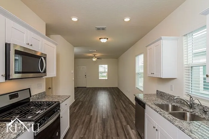 3 bed, 2.0 bath, 1105 sqft, $1,630 — Photo 4