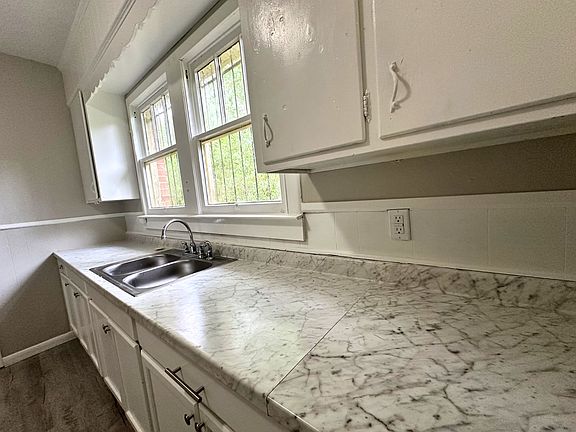 5th image of 372 Fredonia St