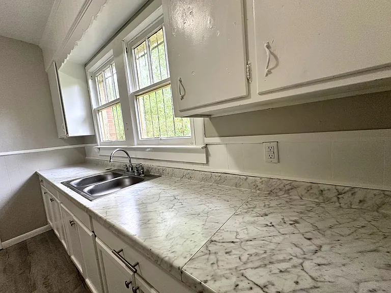 372 Fredonia St — Photo 5