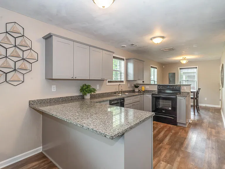 908 Mapleash Ave — Photo 5
