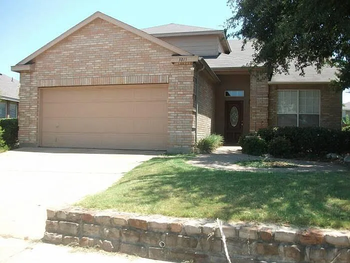 5 bed, 2.5 bath, 2450 sqft, $2,800 — Photo 1