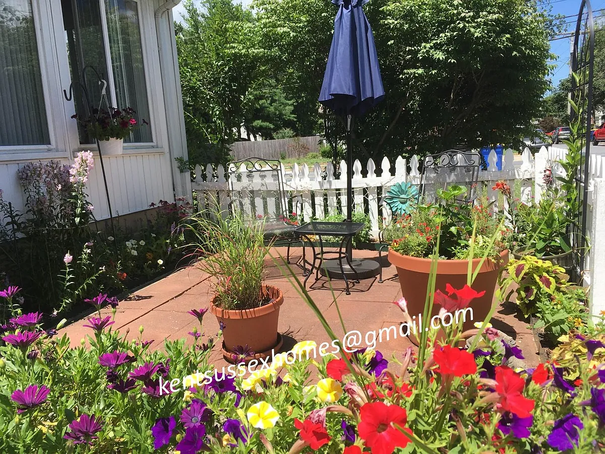 Side patio - 704 SE 2nd St