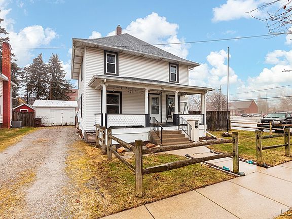 3rd image of 223 Cherry St