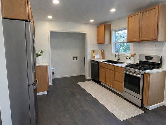 3rd image of 126 B St NE