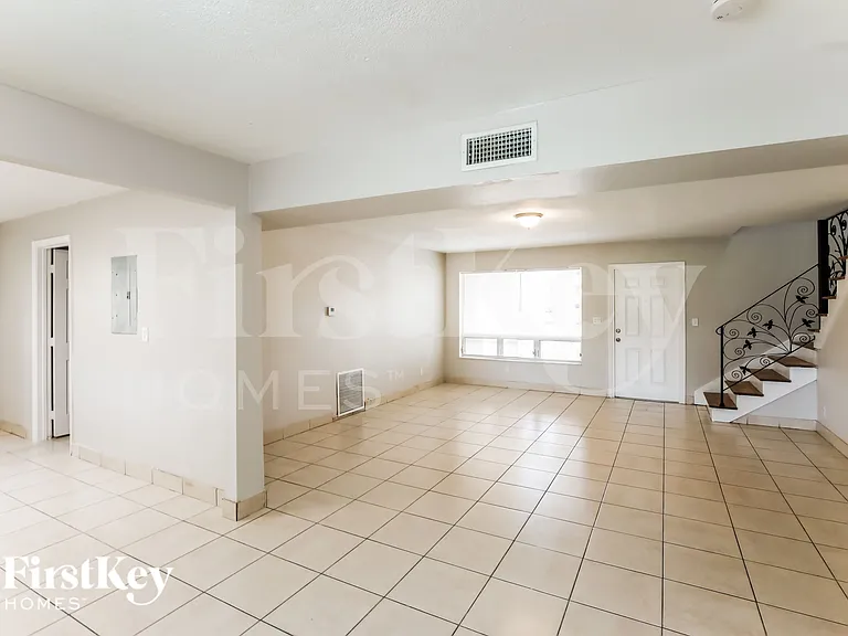3427 NW 37th St — Photo 2