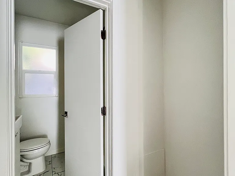 5525 Harold Way #14 — Photo 12