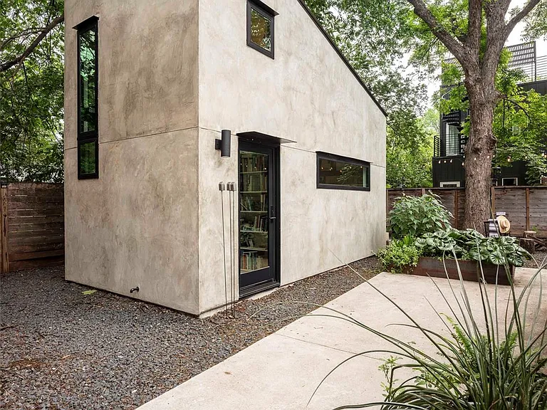 303 Navasota St — Photo 2