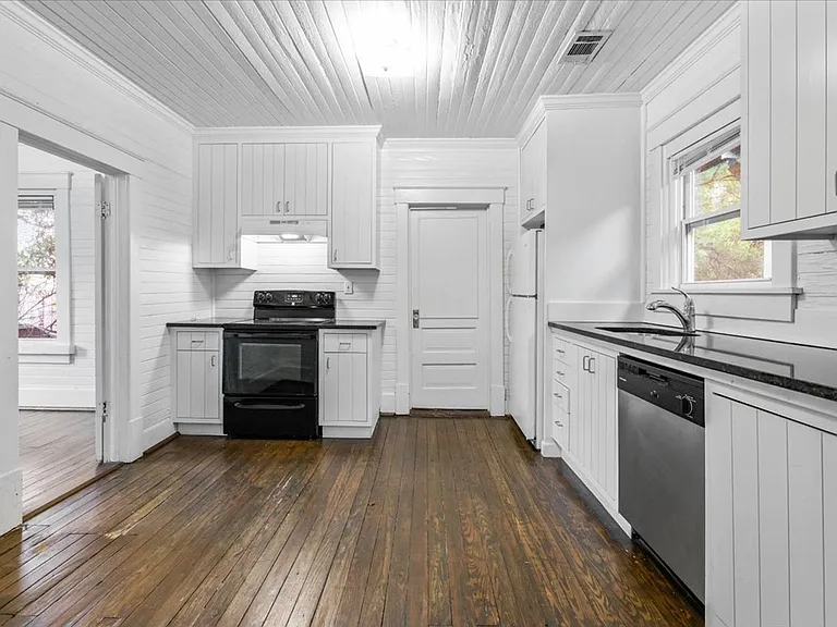 762 E Waldburg St — Photo 10
