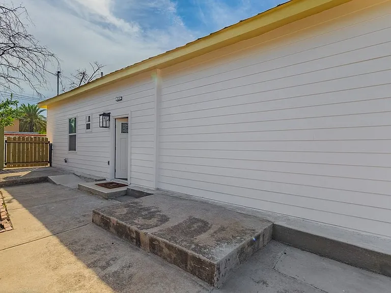 730 Avenue A — Photo 34