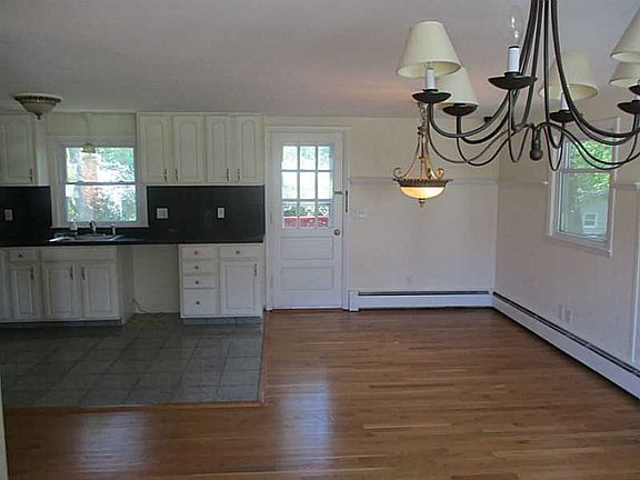5th image of 45 Bayberry Dr