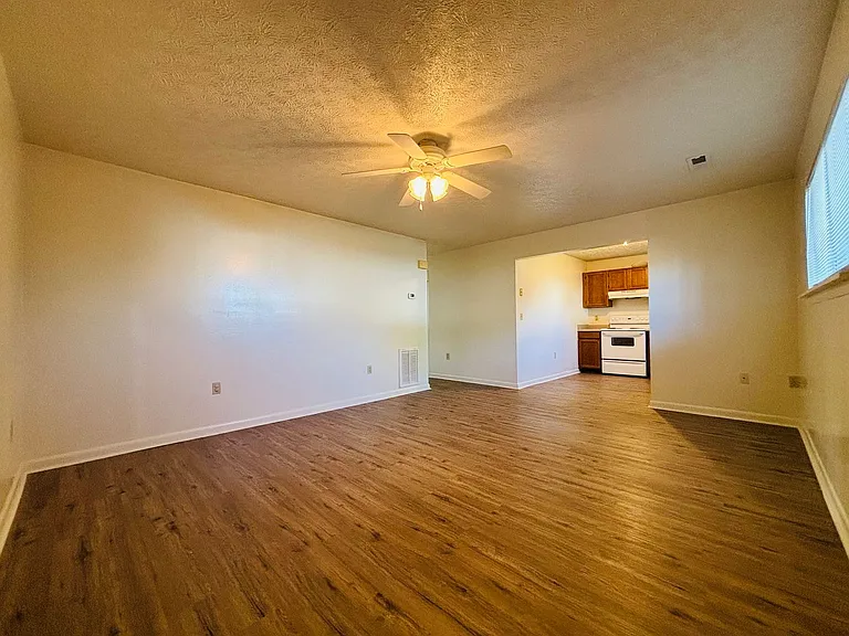 3 Bedroom, 2 Bath Apartment — Photo 10