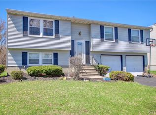 226 Oakhill Dr, Hamburg, NY 14075