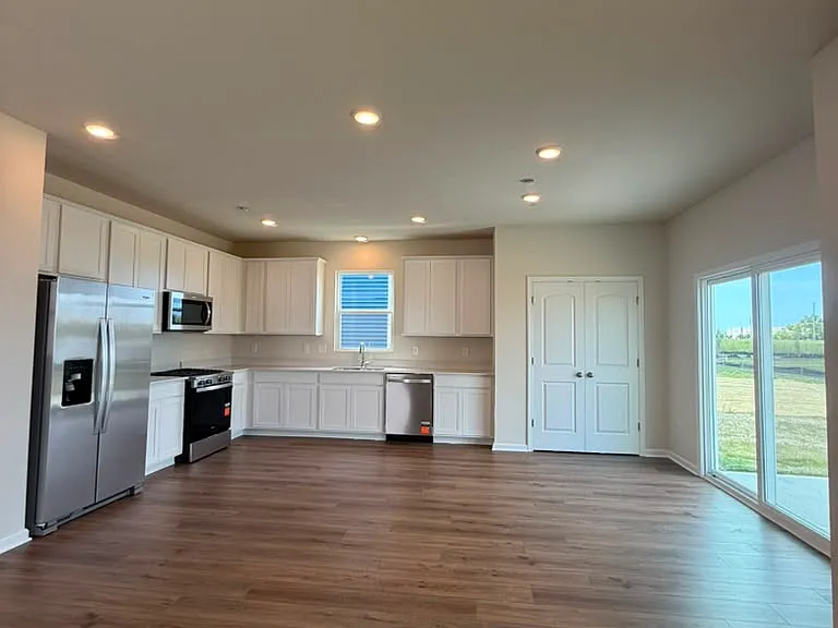 3802 Sterling Dr — Photo 7